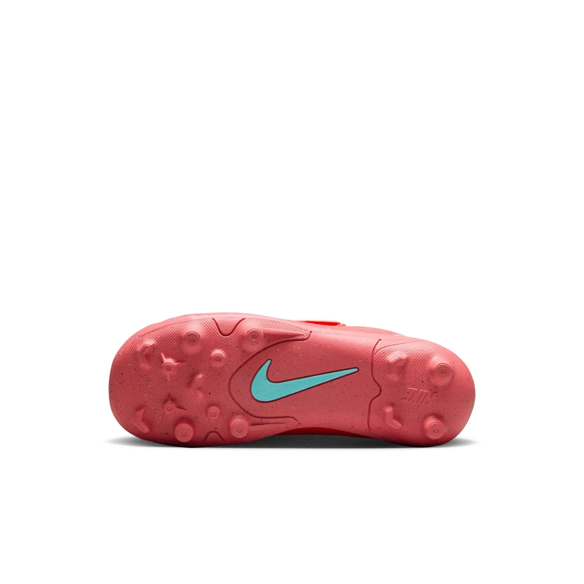 Outsole FG/MG studs of Nike Jr Vapor 16 Club cleats