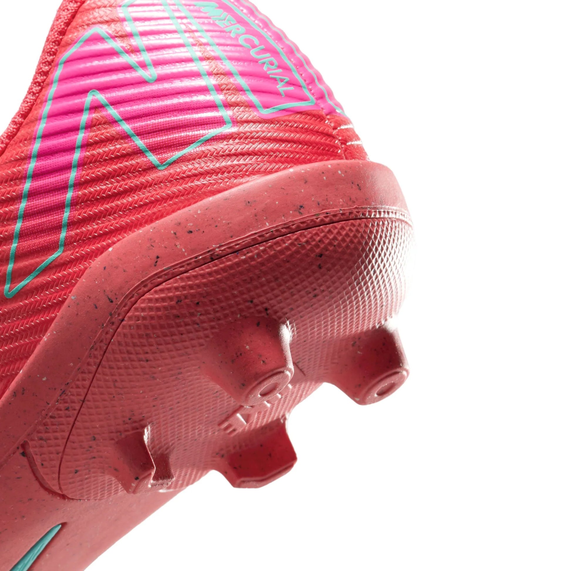 Outsole FG/MG studs of Nike Jr Vapor 16 Club cleats