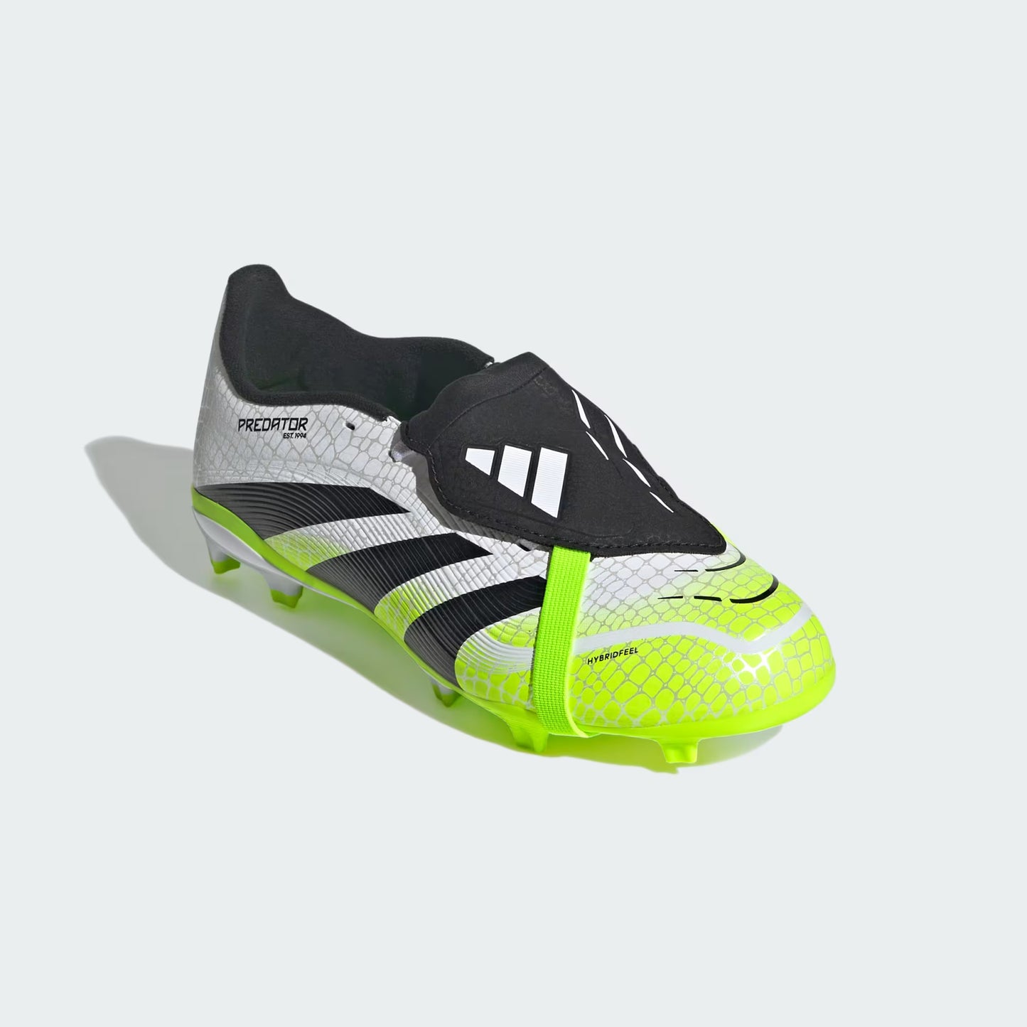 Angled view of JP9916 youth cleats highlighting colorway and silhouette