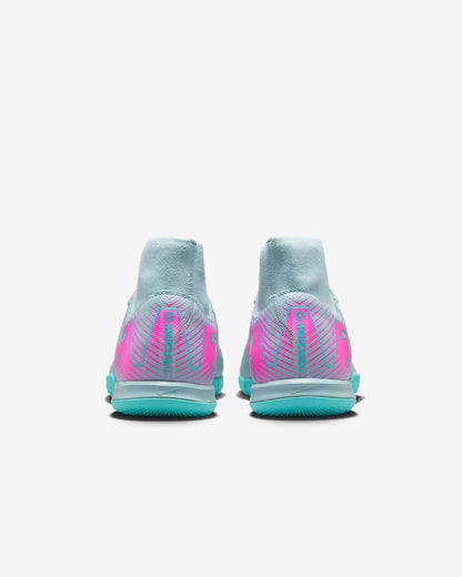 Close-up of Air Zoom heel cushioning and Dynamic Fit collar